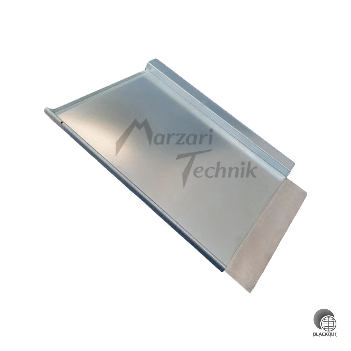 Speziell angepasste Metalldachplatte in Schwarzgrau (RAL7021) für die dichte und sichere Kabeldurchführung bei PV-Installationen auf Bramac Markant und Strangfalz-Eternit-Dächern.