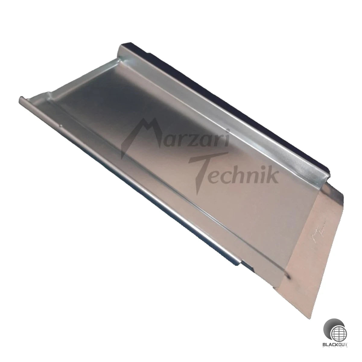 Metalldachplatte in Rot für die sichere Befestigung von PV-Montagesystemen auf Dächern mit Braas Rubin 9V Ziegeln. Passgenauer Ziegelersatz aus Metall von Marzari.