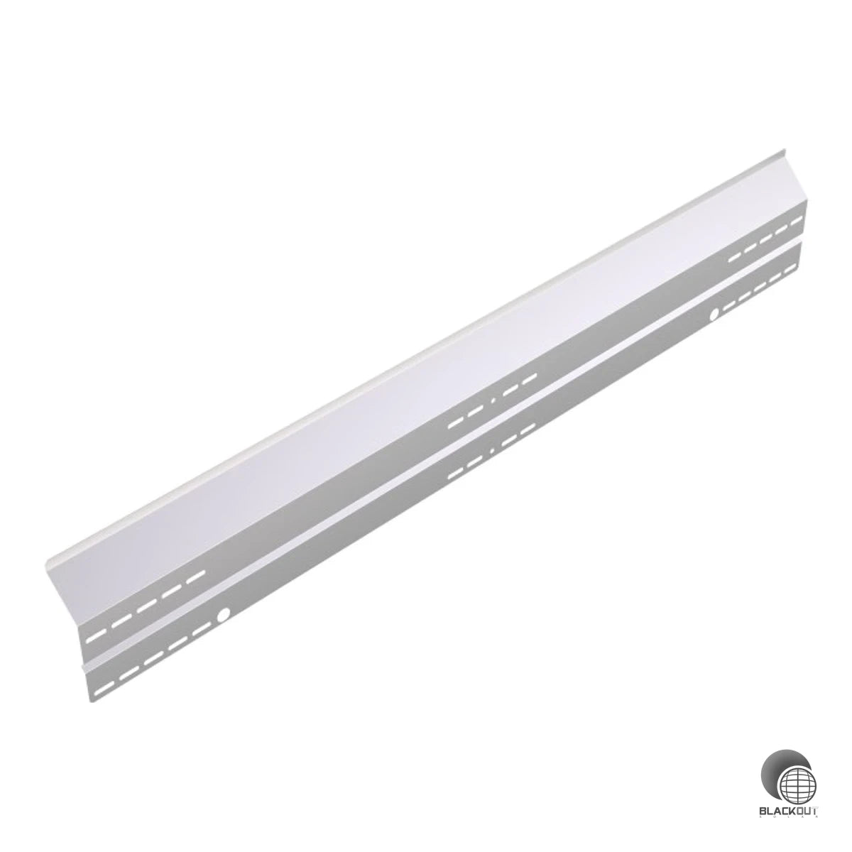 Das Aerocompact S15WD Windleitblech aus beschichtetem Stahl schützt Flachdach-PV-Anlagen zuverlässig vor Windlasten – passgenau für Module mit 1.500–1.750 mm Länge und einem Neigungswinkel von 15°.