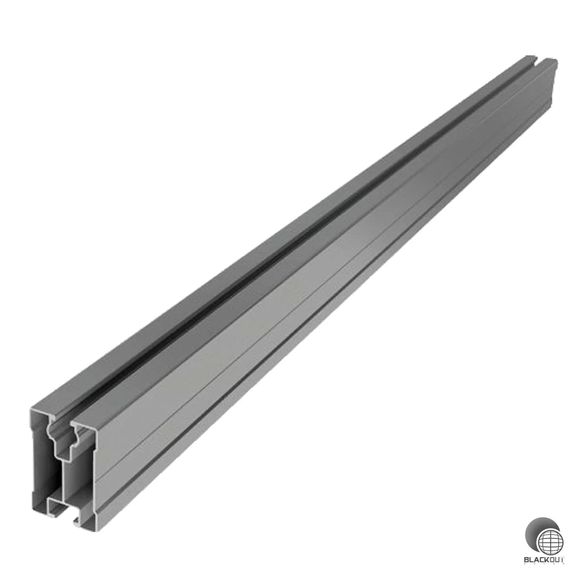 Stabile Aluminium-Tragschiene für PV-Montagesysteme auf Schrägdächern – mit großen Spannweiten zwischen den Dachanbindungspunkten und breiter Systemkompatibilität.