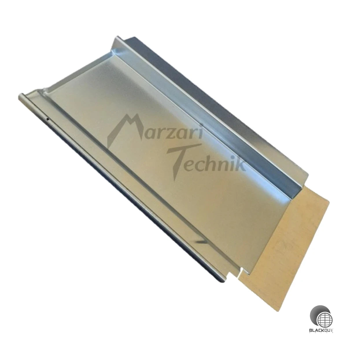 Metalldachplatte von Marzari als Ersatz für Tondachziegel zur sicheren Durchführung von Solarbefestigungen. Passend für zahlreiche gängige Ziegeltypen wie Braas Granat 13, Nelskamp D13, Creaton Domino und weitere.