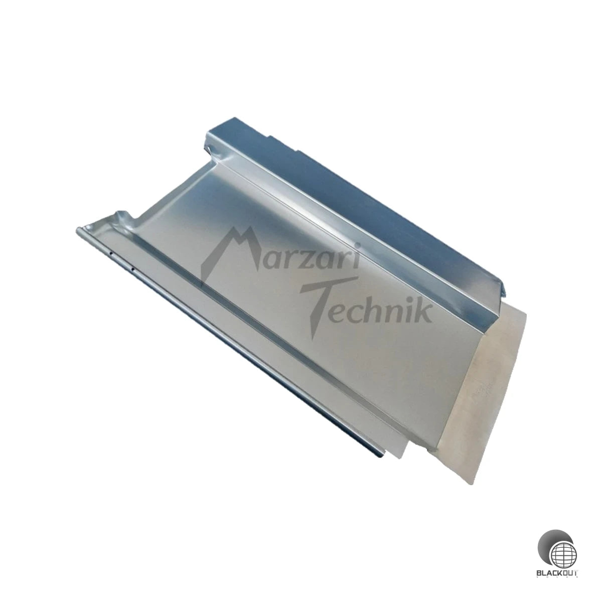 Passgenau gefertigte Metalldachplatte für die sichere Dachdurchführung bei der PV-Montage auf kompatiblen Dachziegeltypen – zuverlässig auch bei ungünstiger Dachgeometrie.