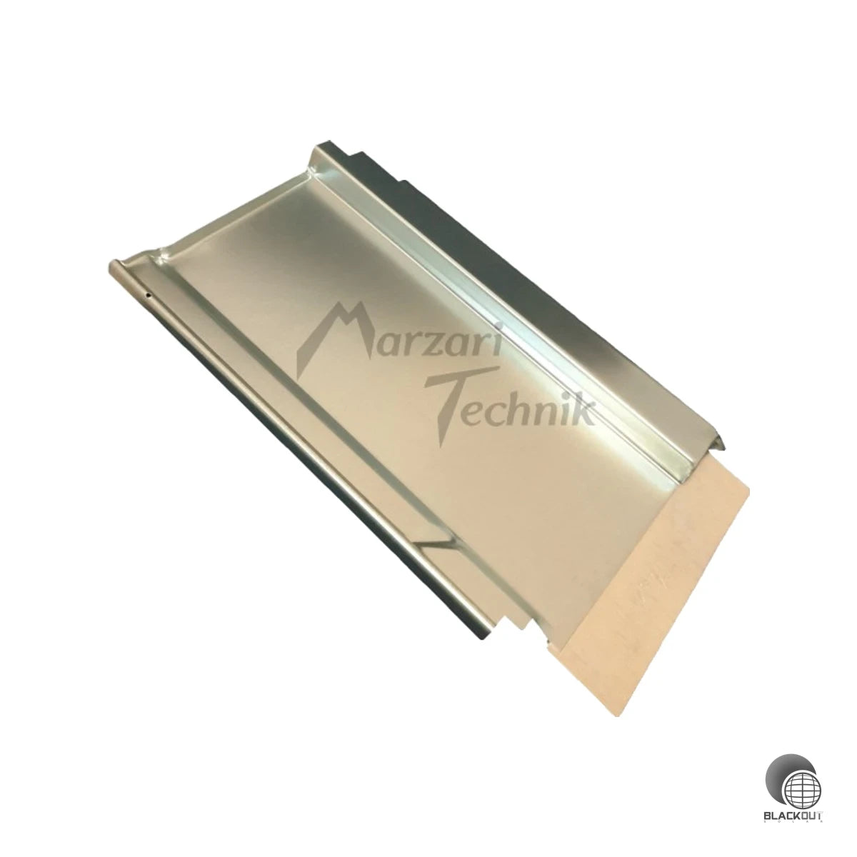 Metalldachplatte für die saubere und dichte Kabeldurchführung durch Ziegeldächer mit Braas Turmalin-Ziegeln. Ideal für die professionelle Verlegung von Solarkabeln bei der PV-Montage.